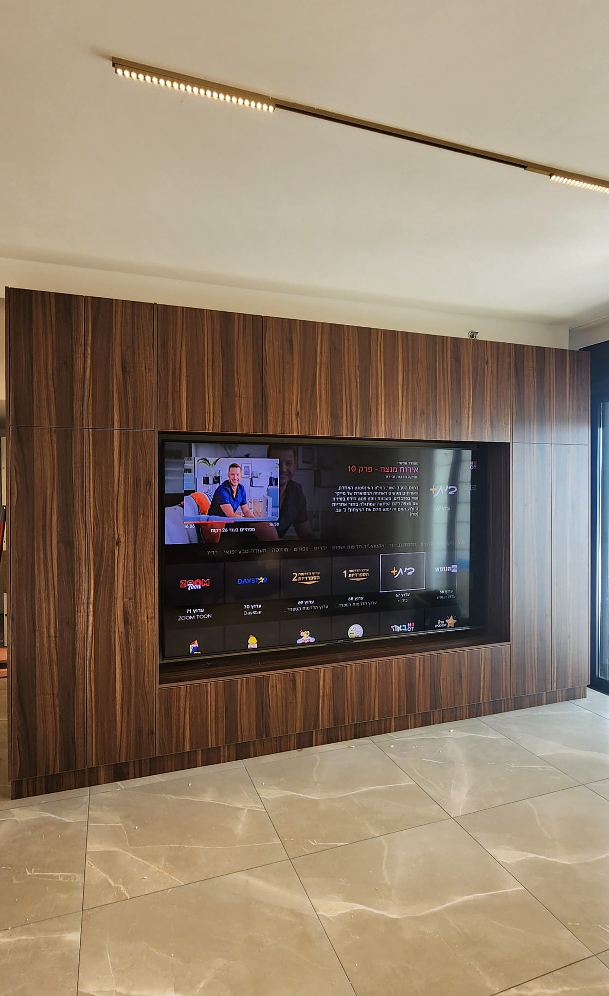 מסך 75 אינץ׳ על קיר שיש