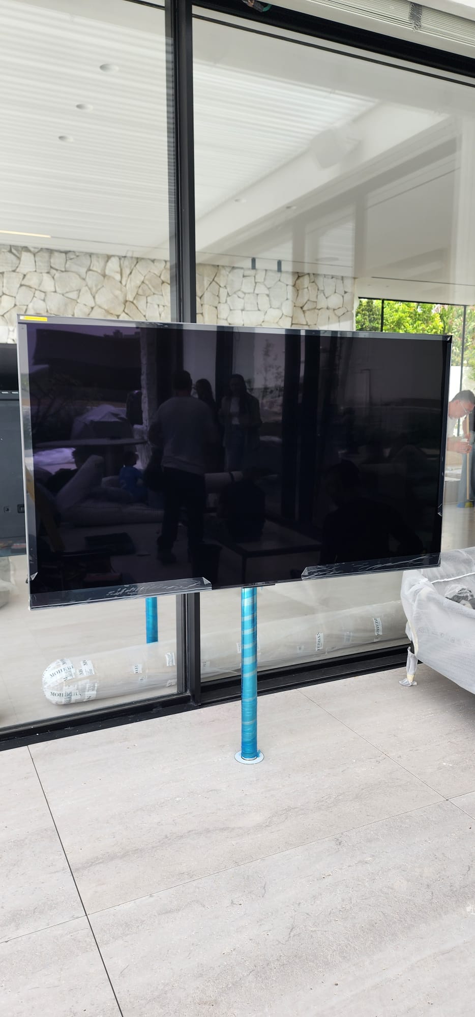 שני מסכים – בית עסק